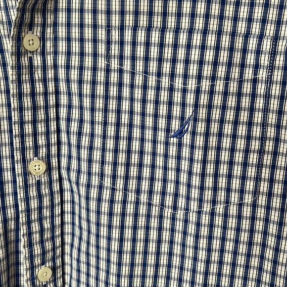 Men’s short sleeved button down Nautica size Medium sailboat logo on pocket - Picture 2 of 5